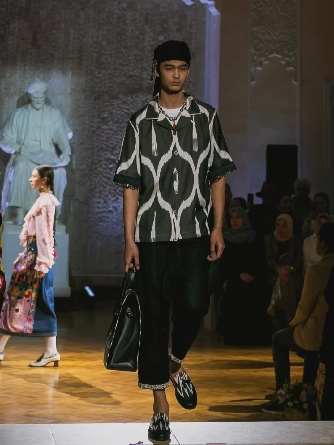 艾德莱斯风尚：传统与潮流的共舞