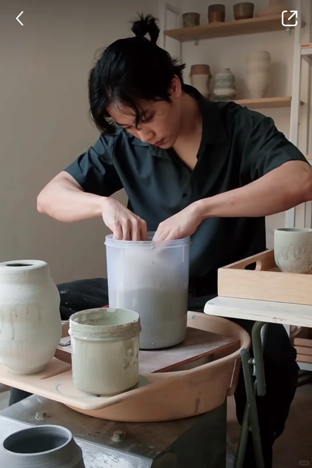 此时，一位陶艺专业学生发出尖锐爆鸣?