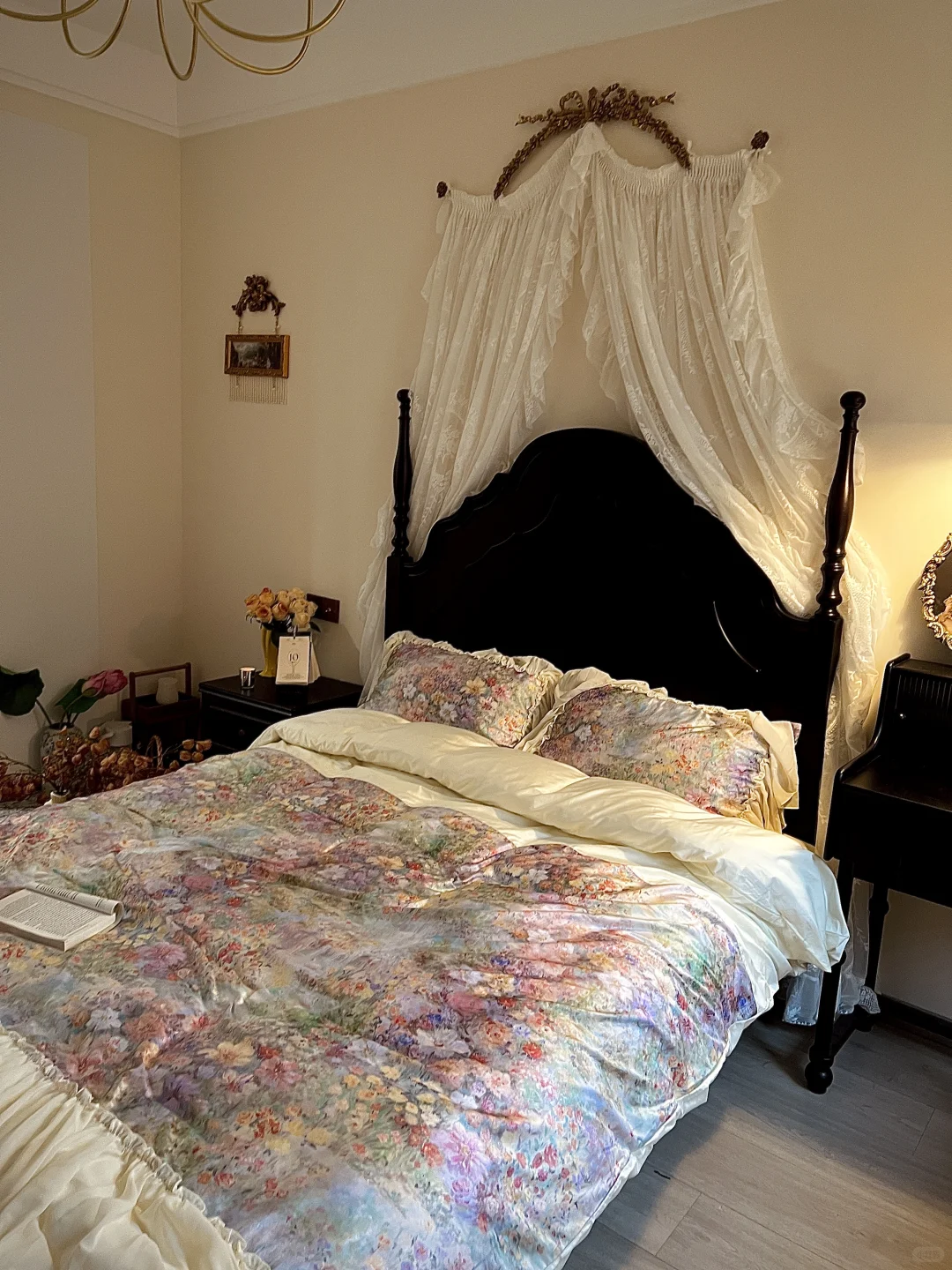 ?巴掌大的床尾空间，这样布置美貌又实用