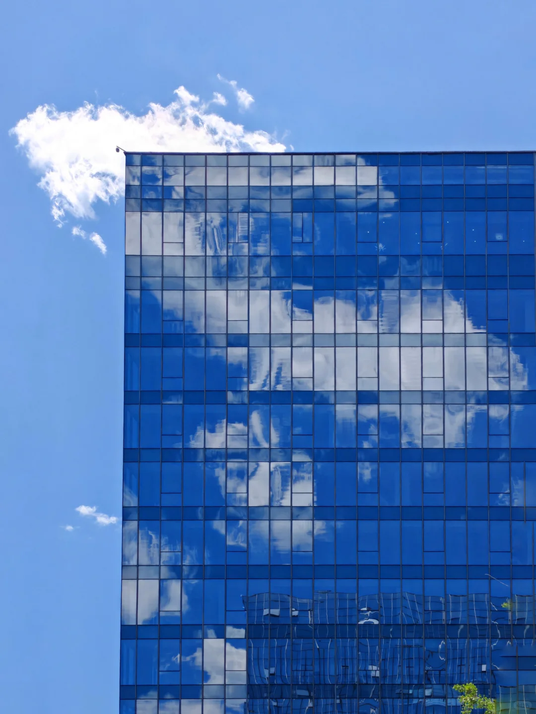 玻璃幕墙里飞出的云彩