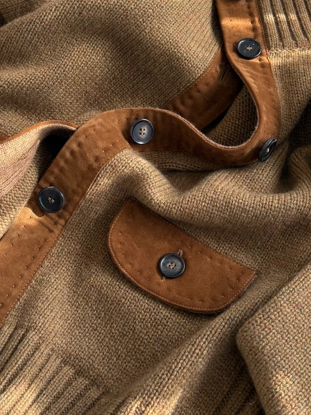 麂皮肘部羊绒外套，出货