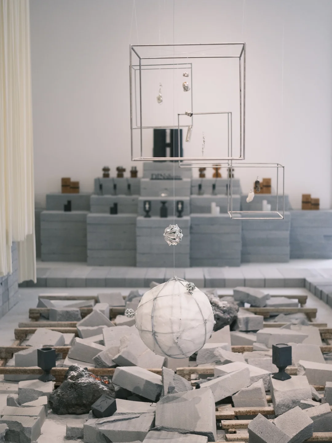 深圳新展|极简工业空间中的禁锢静火山蜡艺