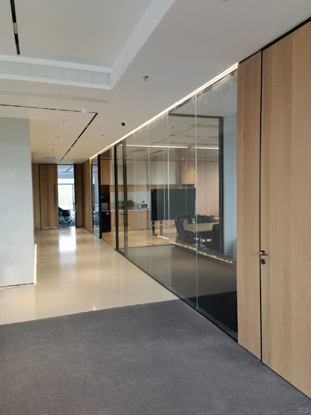 小空间逆袭！通透感办公室玻璃隔断经验分享