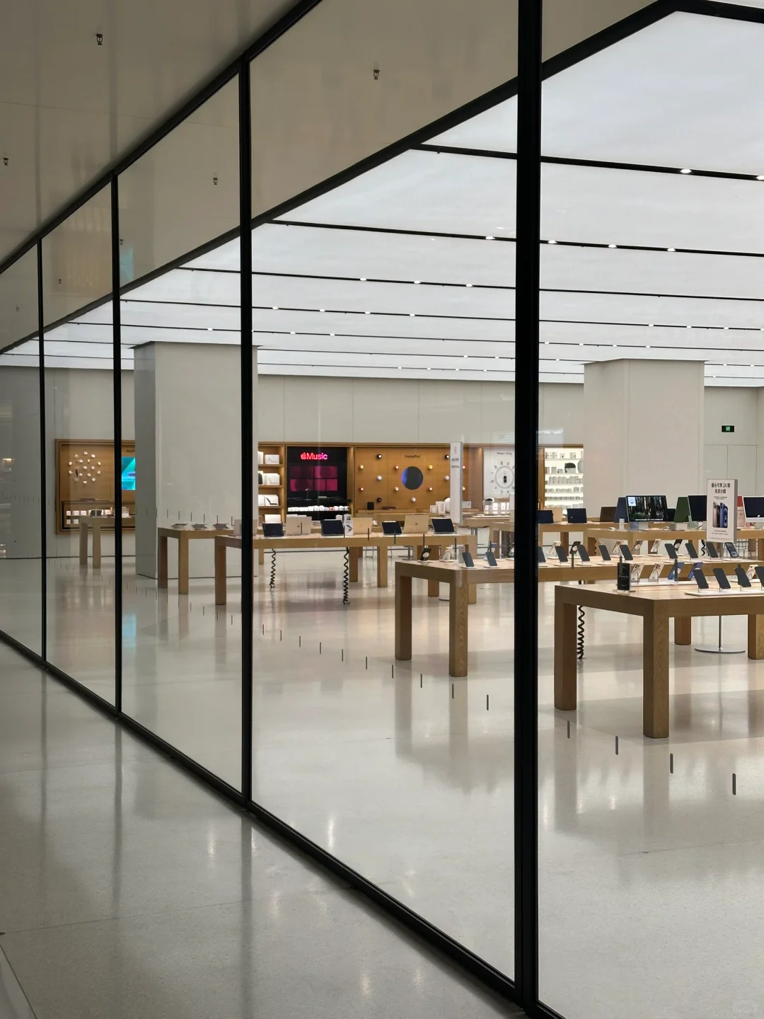 透过300万一块玻璃看闭店后的Apple Store