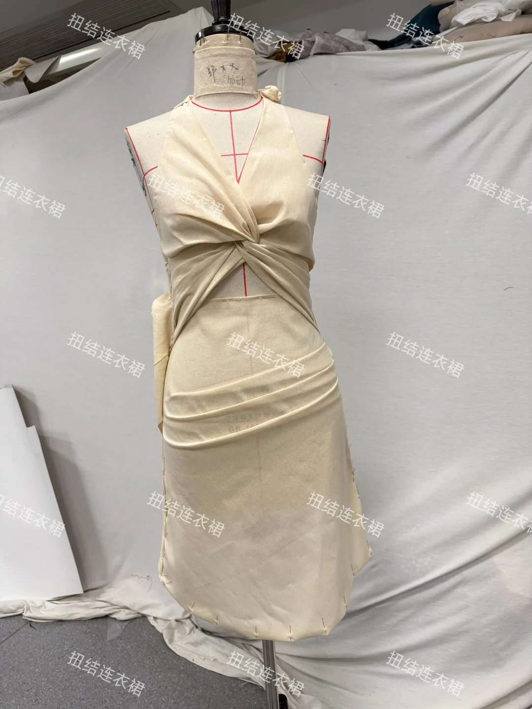 扭结立体剪裁设计