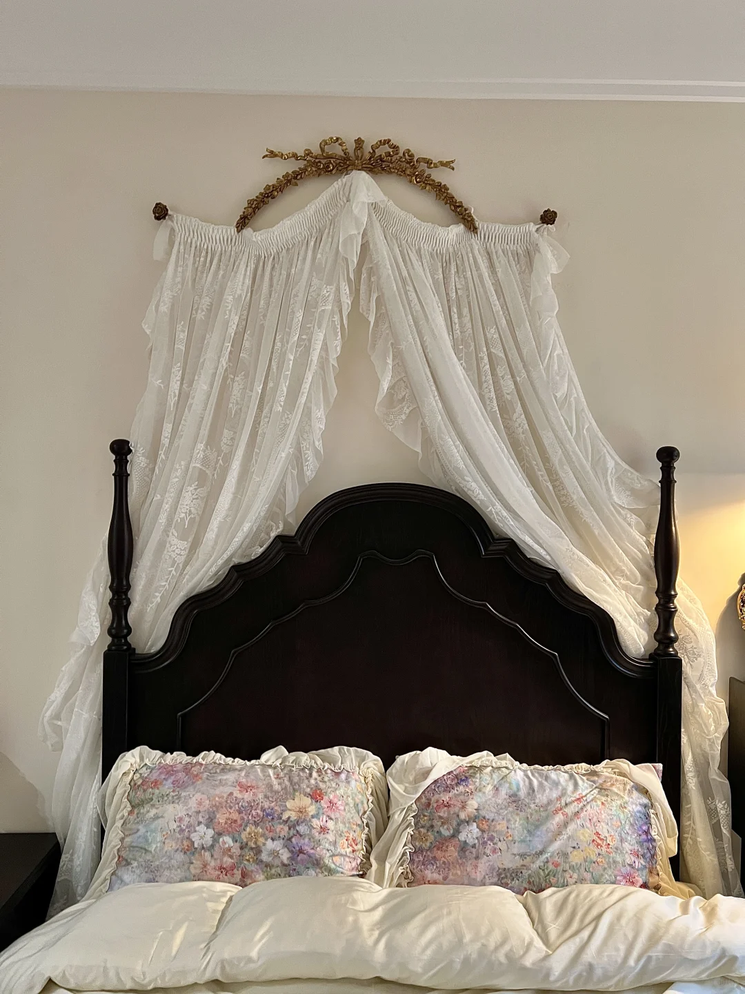 ?巴掌大的床尾空间，这样布置美貌又实用