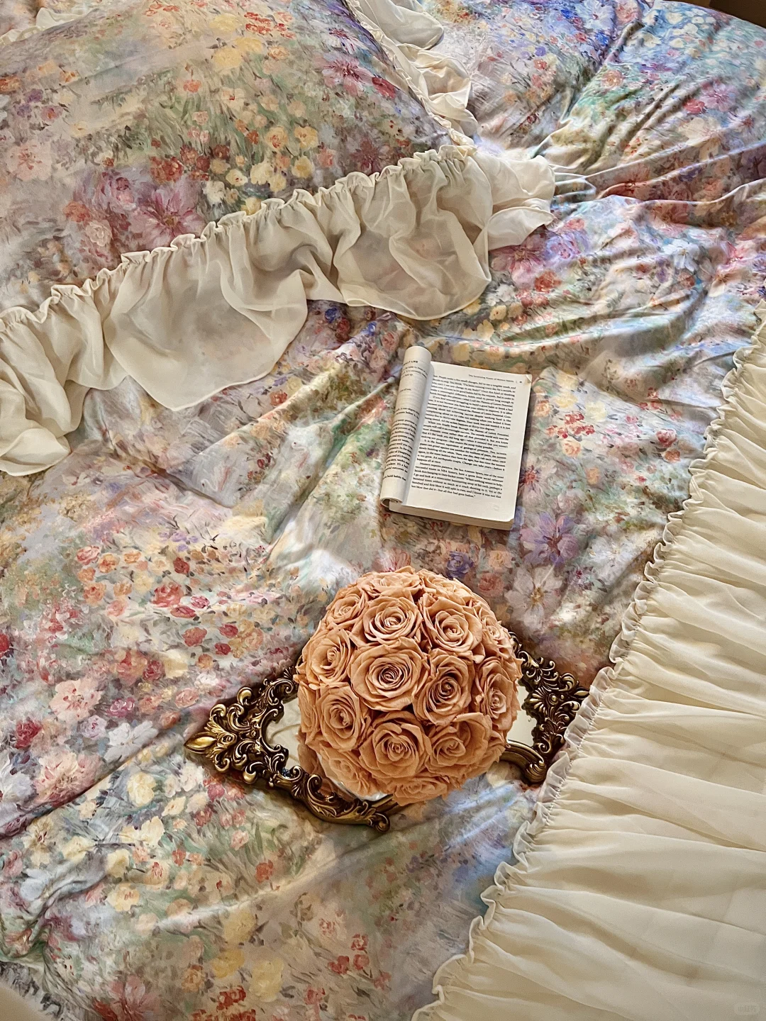 ?巴掌大的床尾空间，这样布置美貌又实用