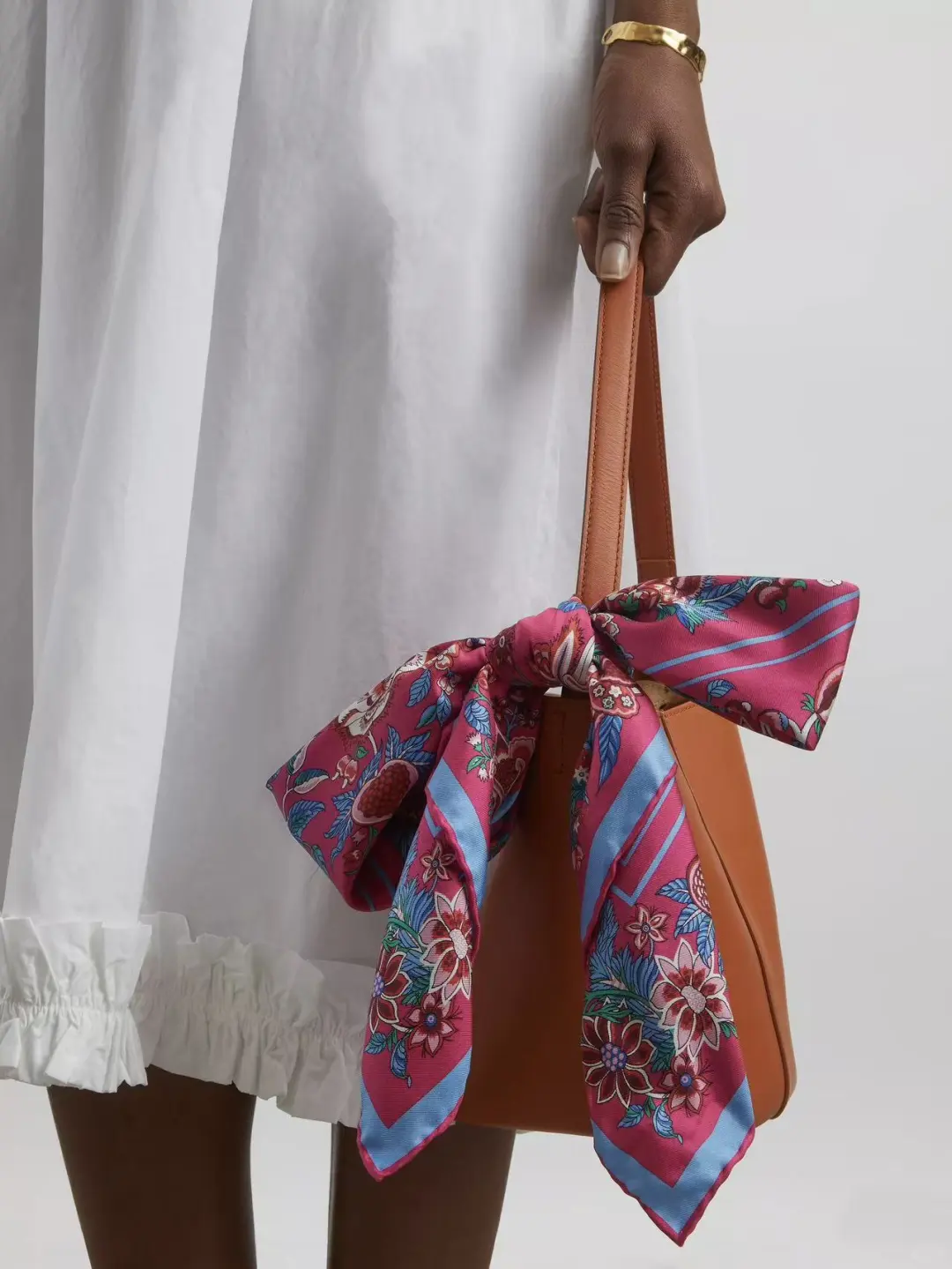 伦敦百年织物品牌公开的丝巾妙用?