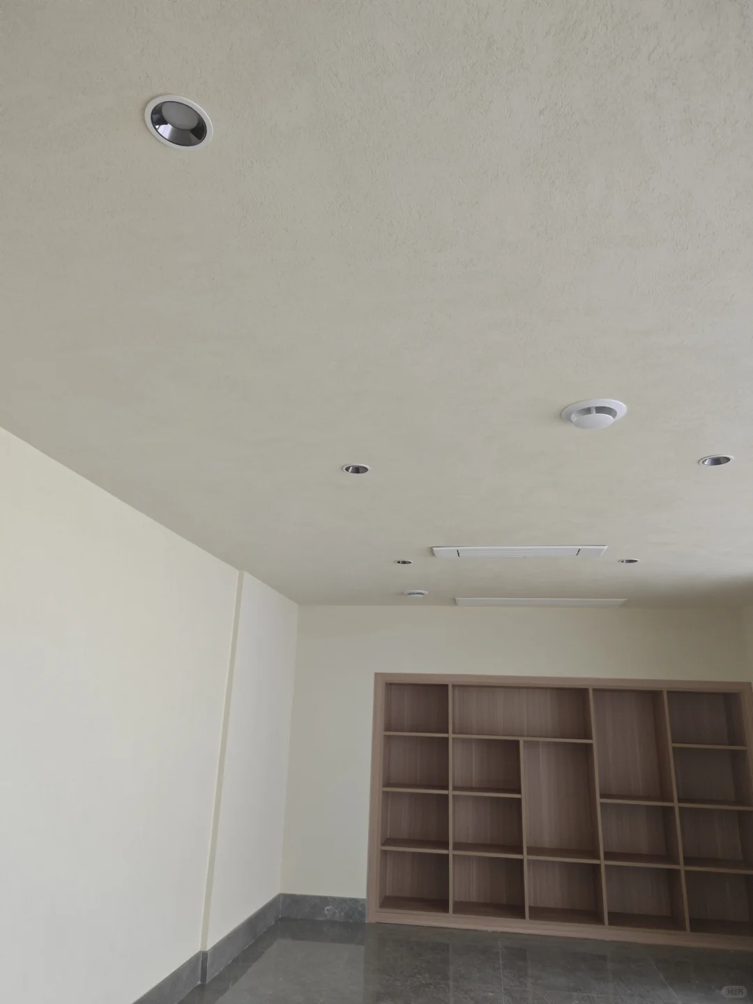 实惠型无机砂料防潮防霉，免刮腻子强度高。