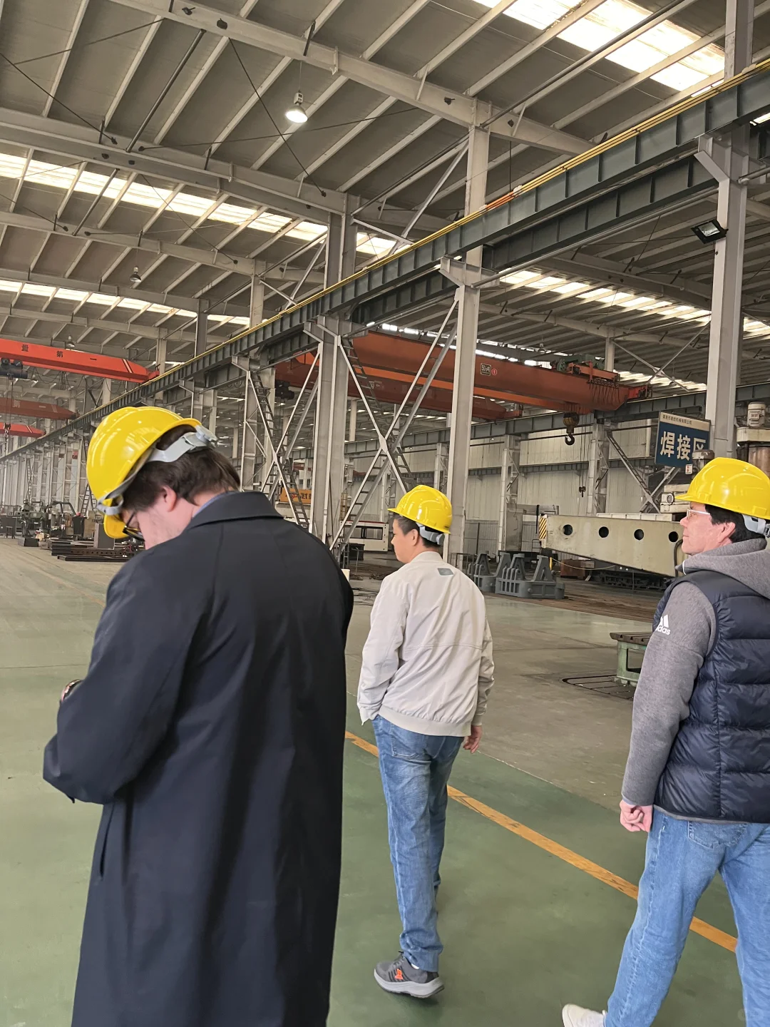 陪俄罗斯客户参观注塑机工厂