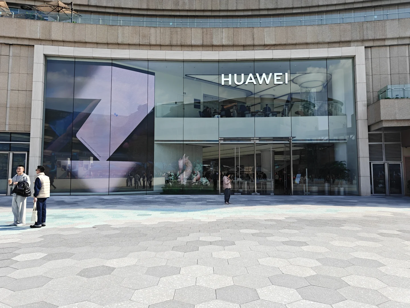 华为这个玻璃幕墙跟苹果店有的一拼啊