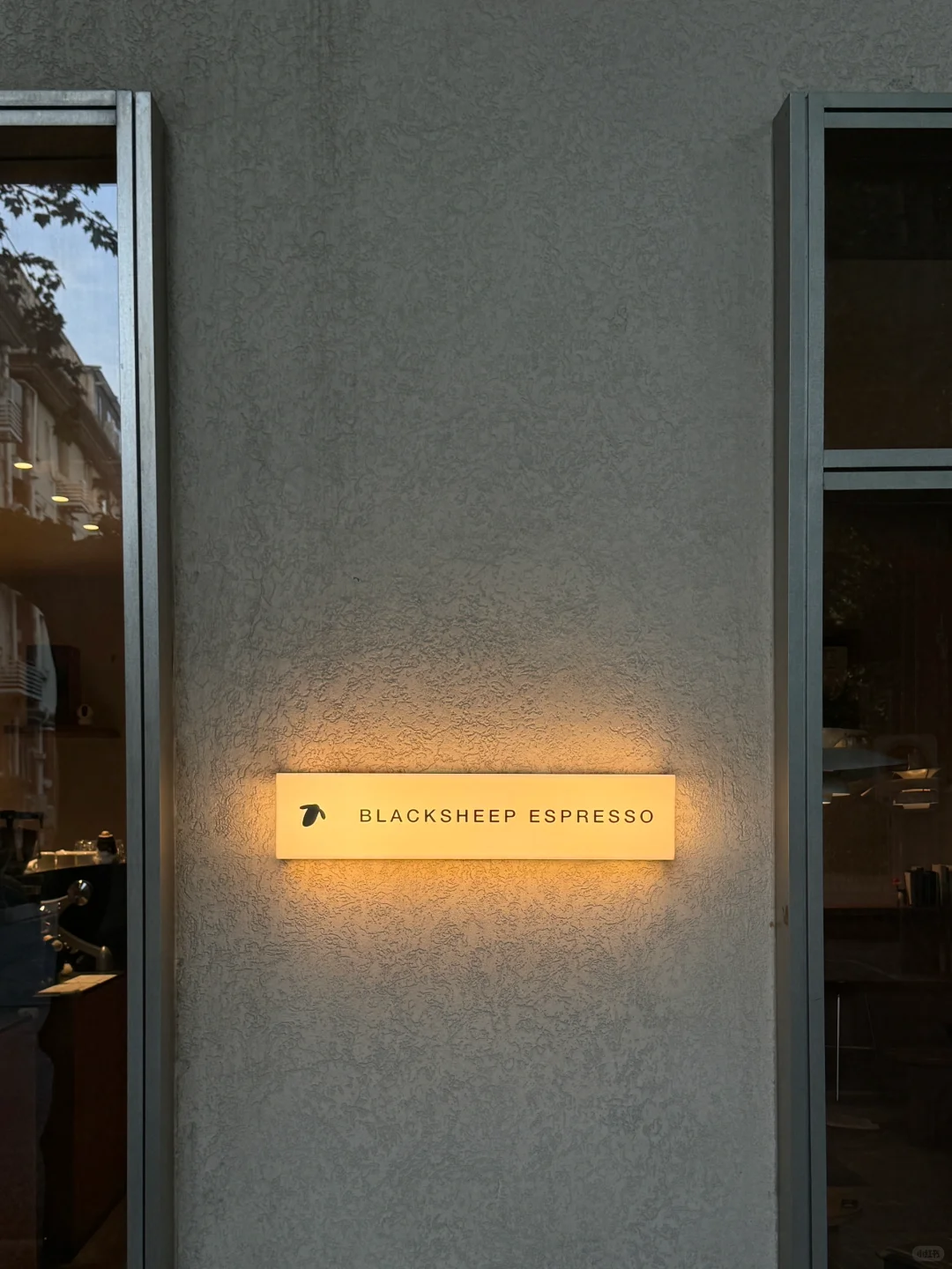 上海｜这家咖啡店的玻璃门太有设计感