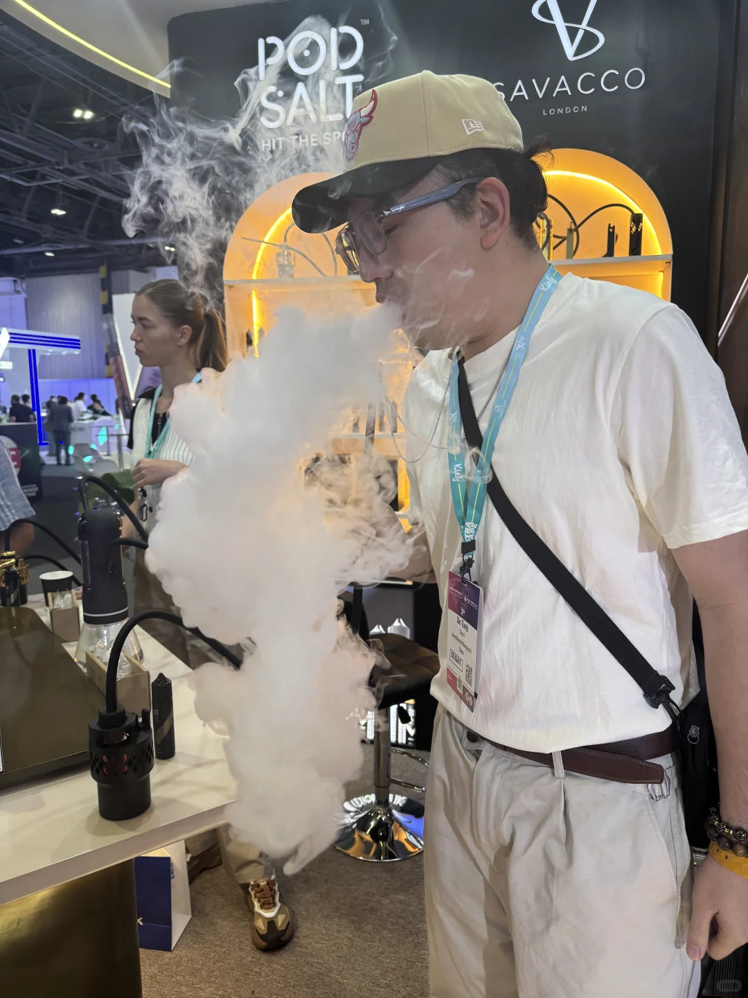 迪拜电子烟水烟展 偶遇篮球明星考辛斯
