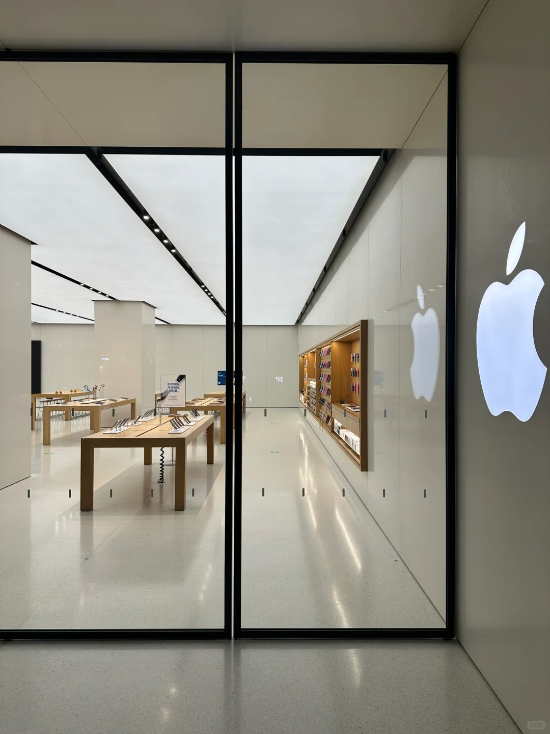透过300万一块玻璃看闭店后的Apple Store