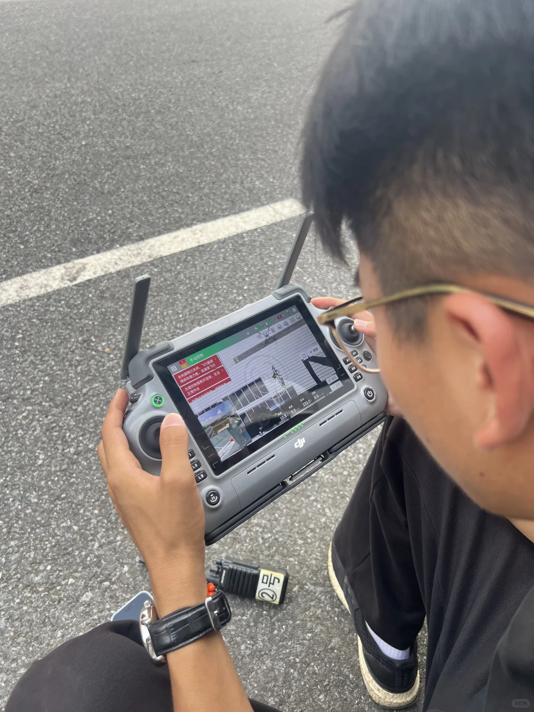 【低空经济起飞！无人机解锁光伏上料新姿势】