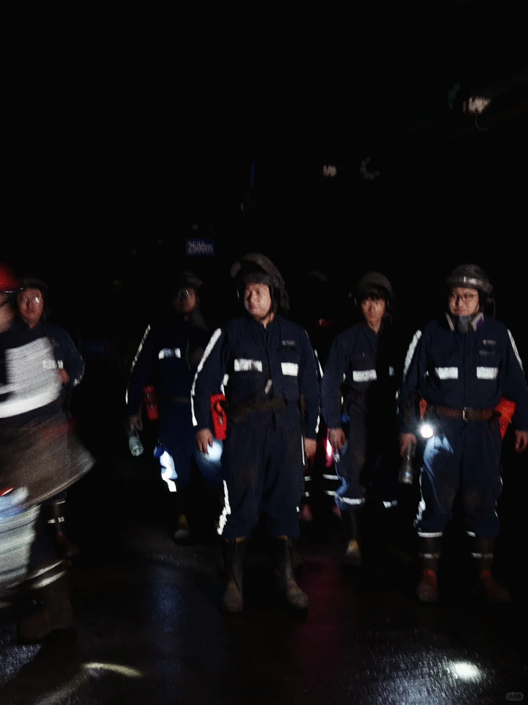 离开地表，井下200米