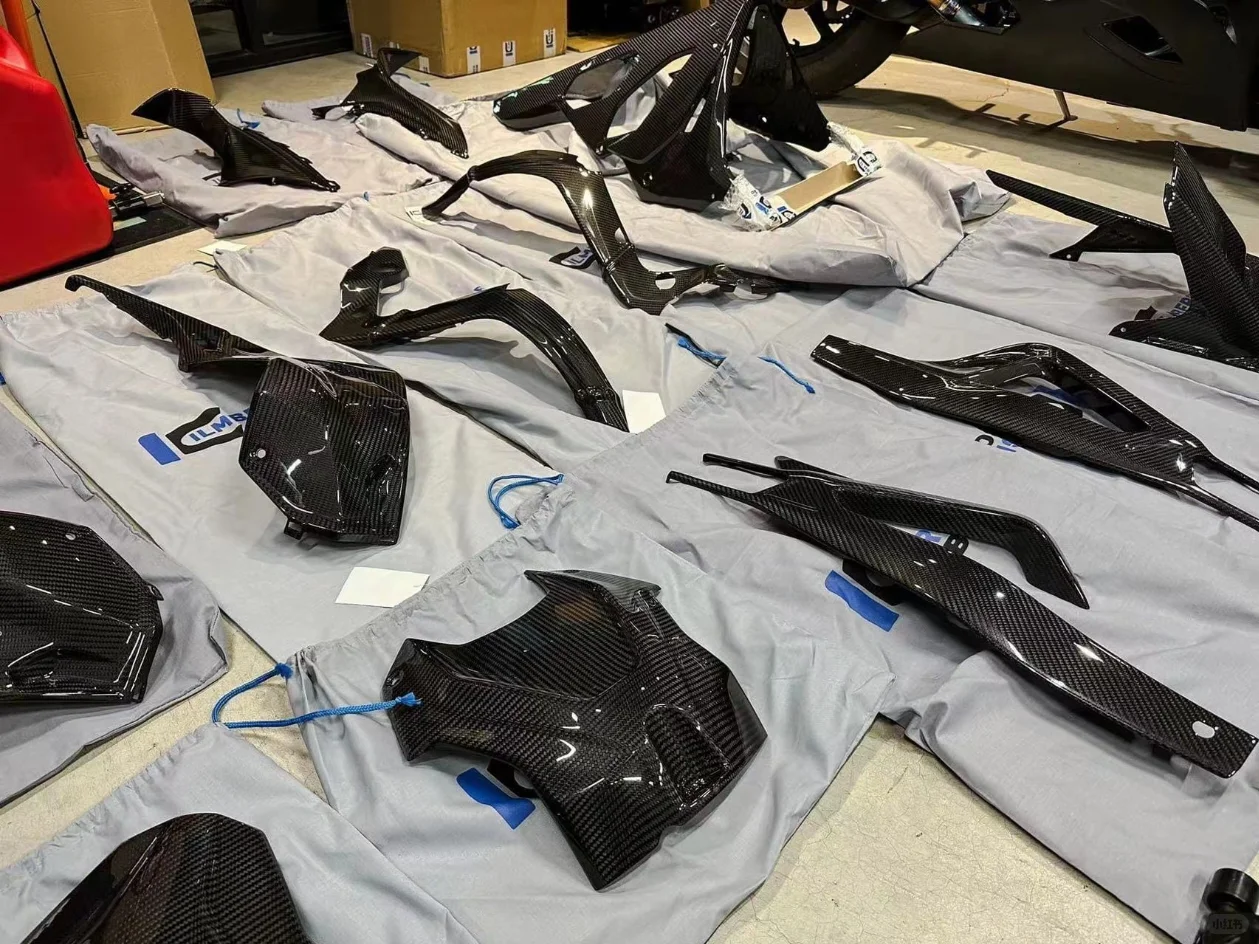 M1000RR 2025款ic限量碳纤维套件接预订