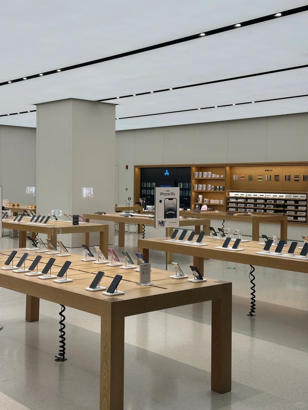 透过300万一块玻璃看闭店后的Apple Store