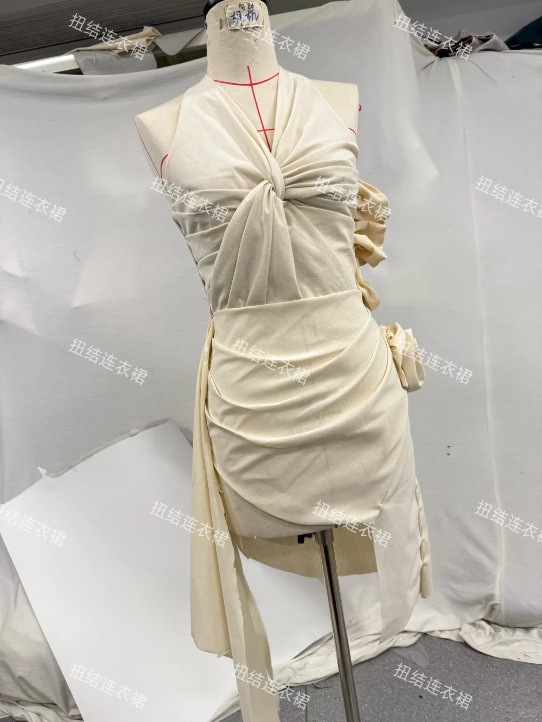 扭结立体剪裁设计