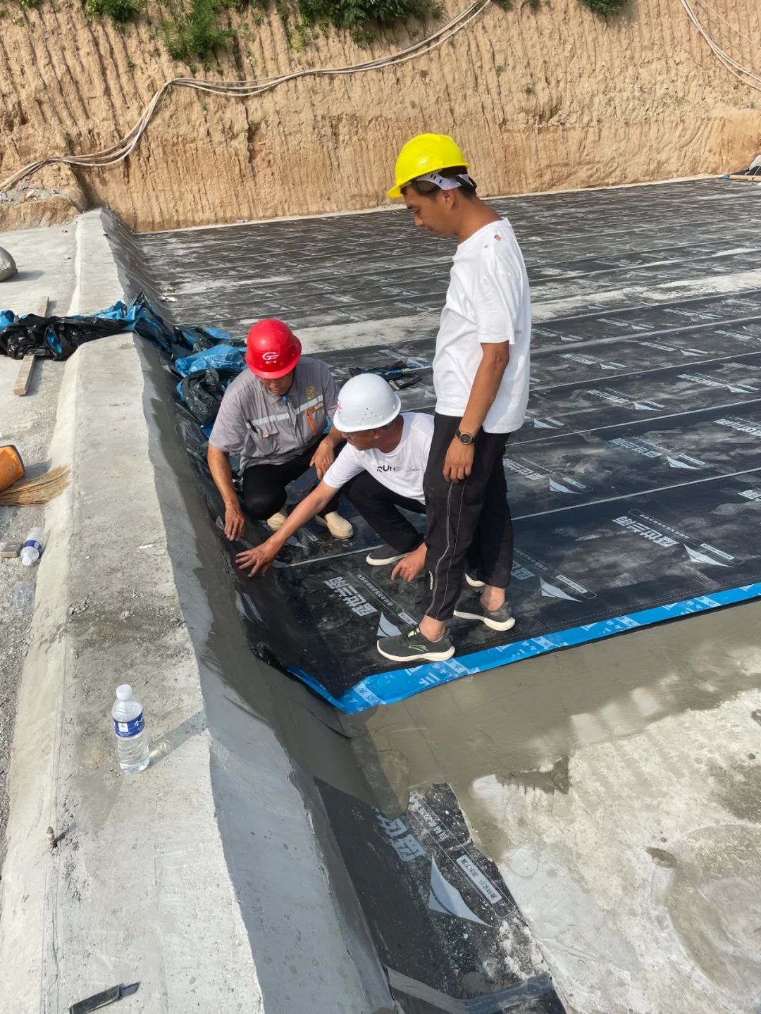 自粘防水卷材如何施工，一个人能施工吗？