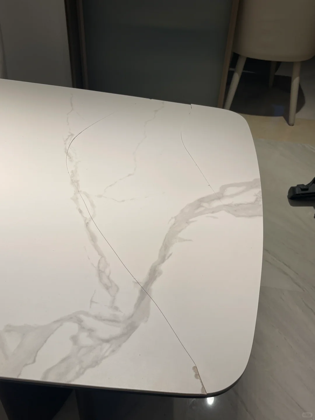 我裂开了！！岩板这么脆弱的吗？？