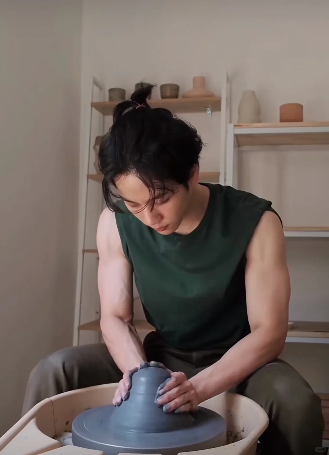 此时，一位陶艺专业学生发出尖锐爆鸣?