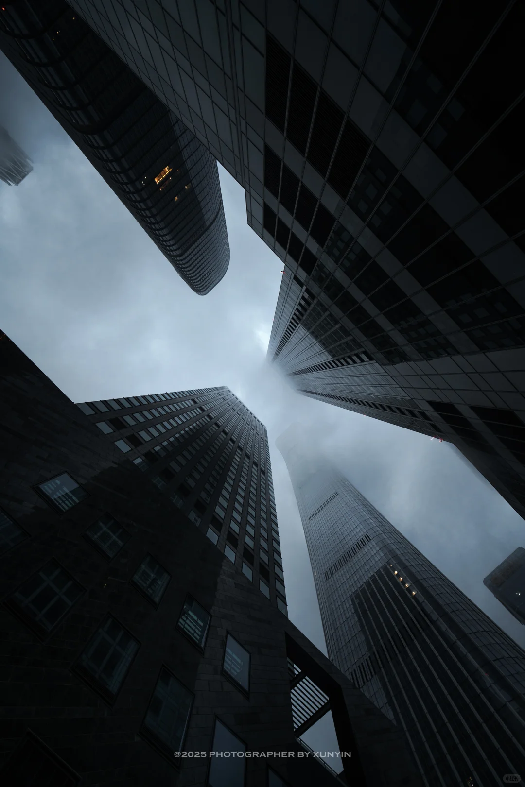 在暴雨中感受国贸的压迫感