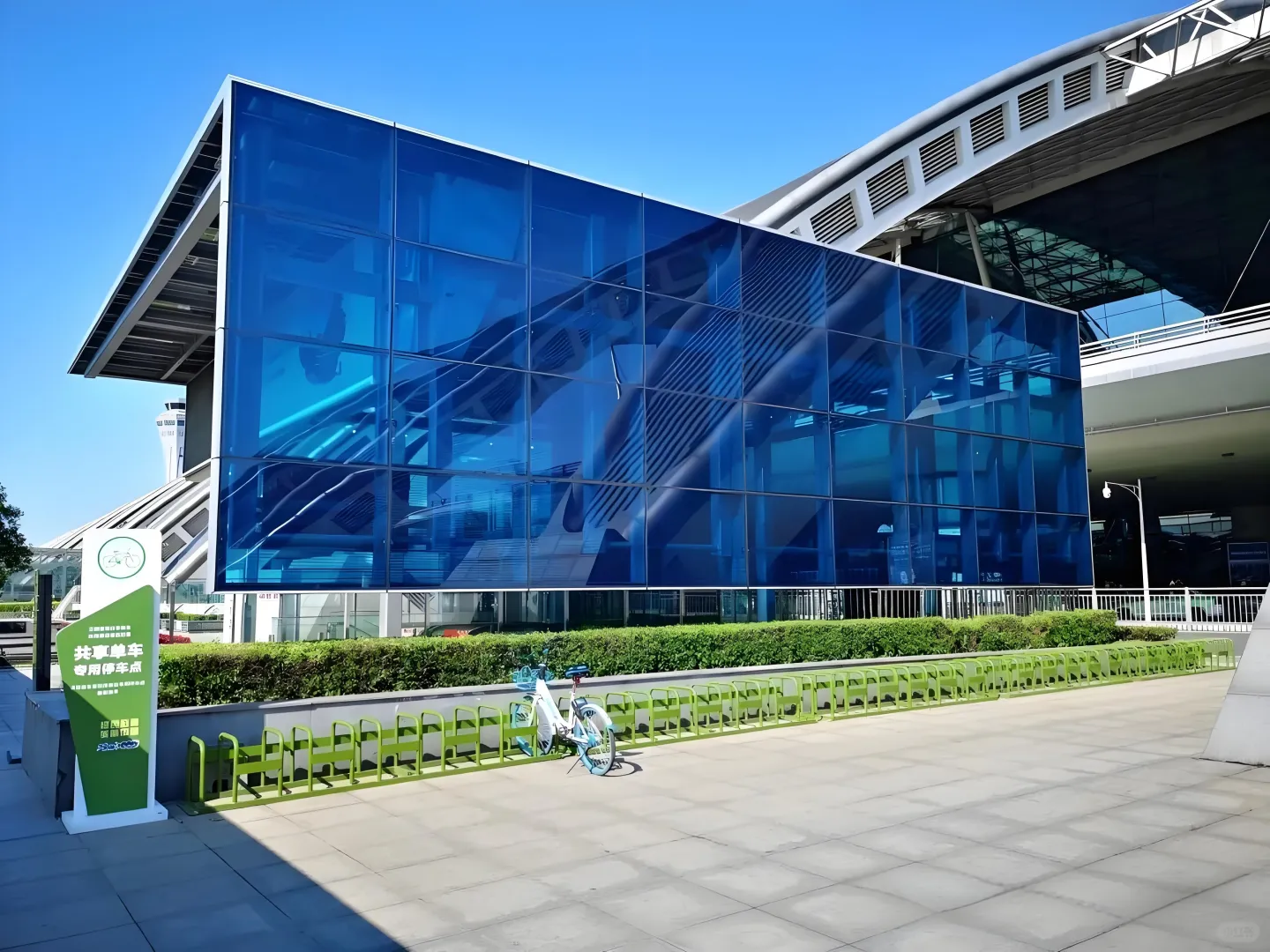 高楼建筑光伏玻璃如何将太阳能转化建筑电能