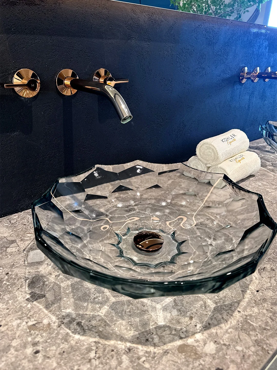 ?春日浴室C位！透明玻璃台盆美到窒息