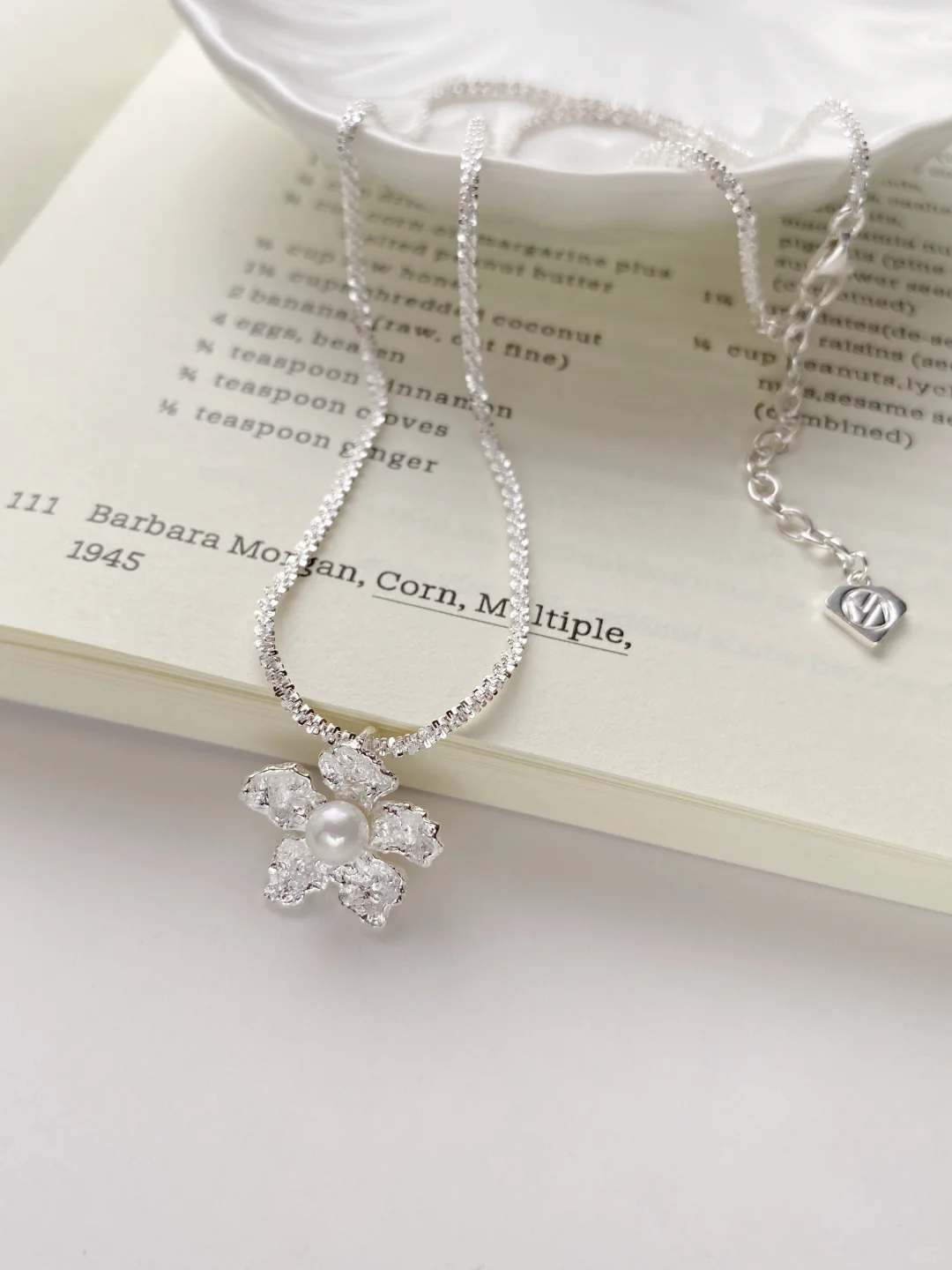 银饰平铺ins氛围感拍摄?