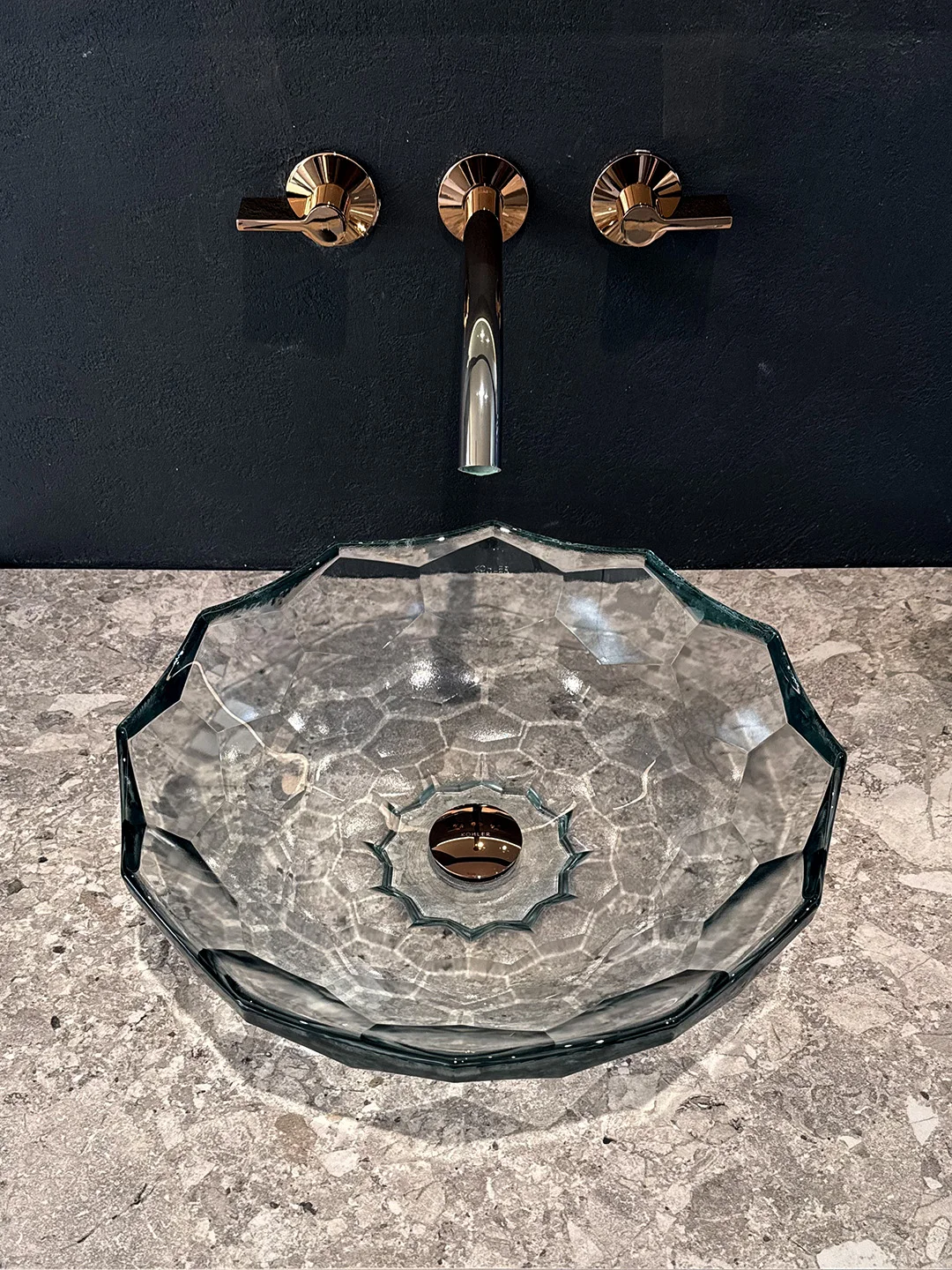 ?春日浴室C位！透明玻璃台盆美到窒息