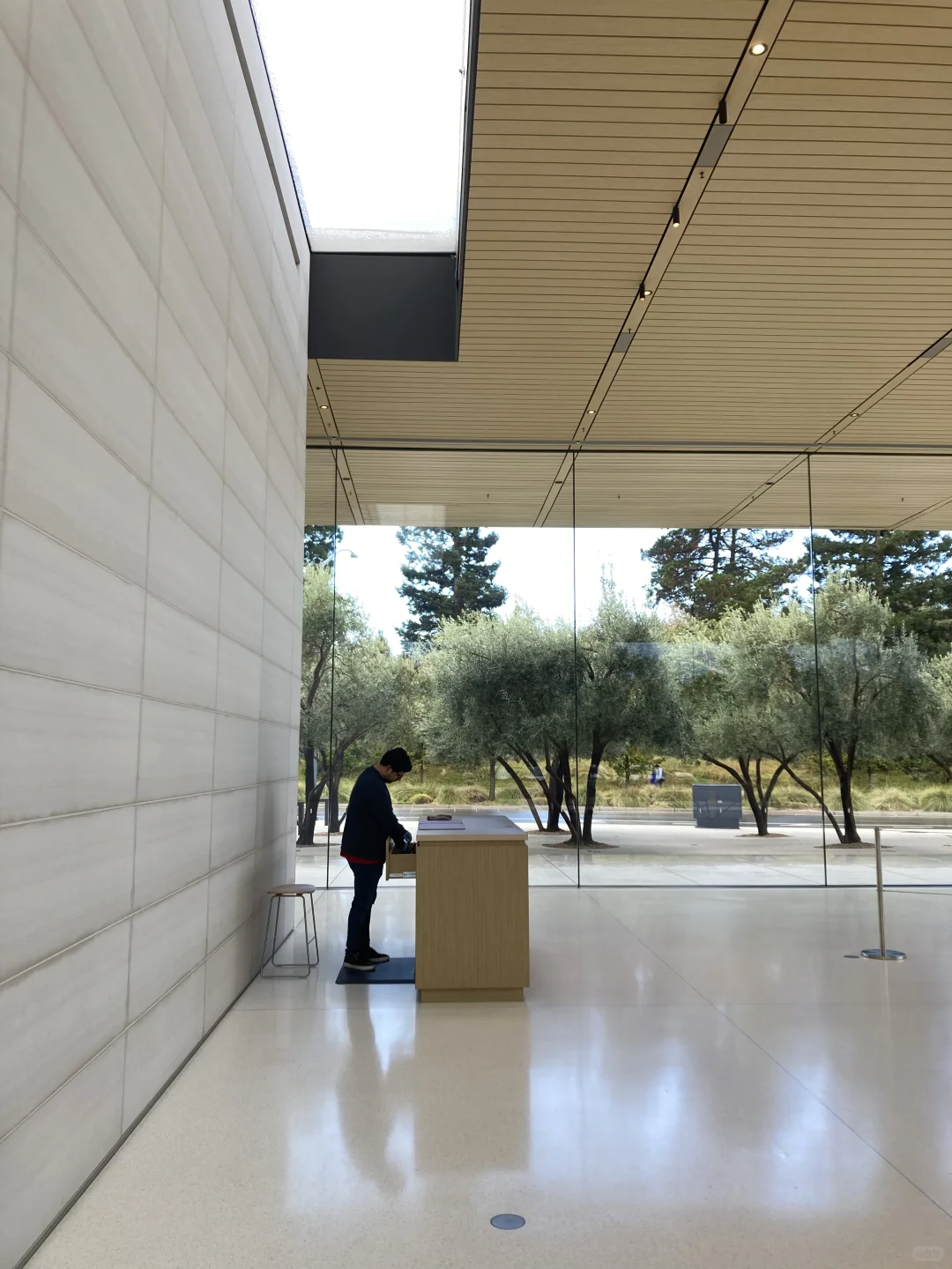 关于苹果总部的无框玻璃