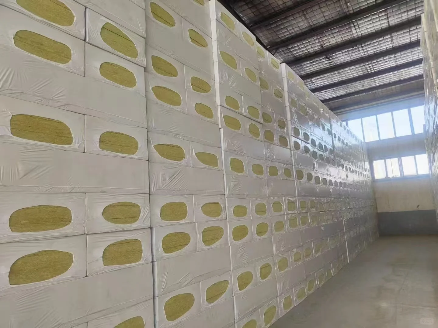 插丝岩棉复合板：高效隔热与防火的建筑材料