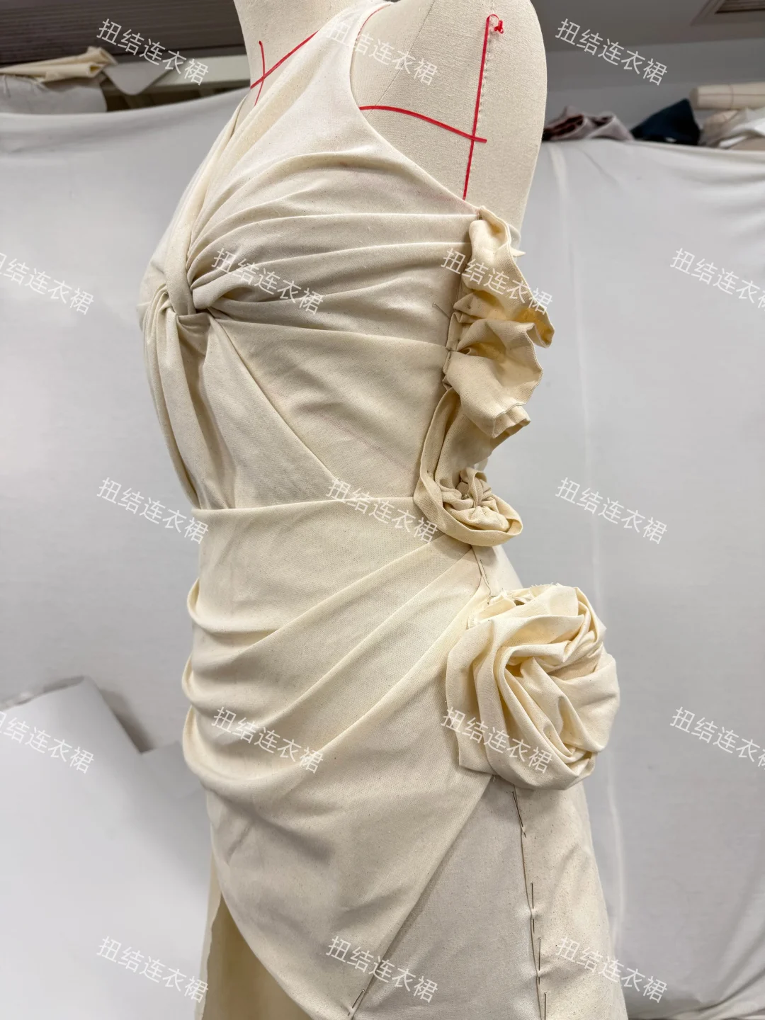 扭结立体剪裁设计