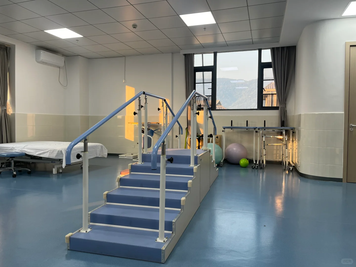 早晨八点半的康复大厅 好像一切都充满希望