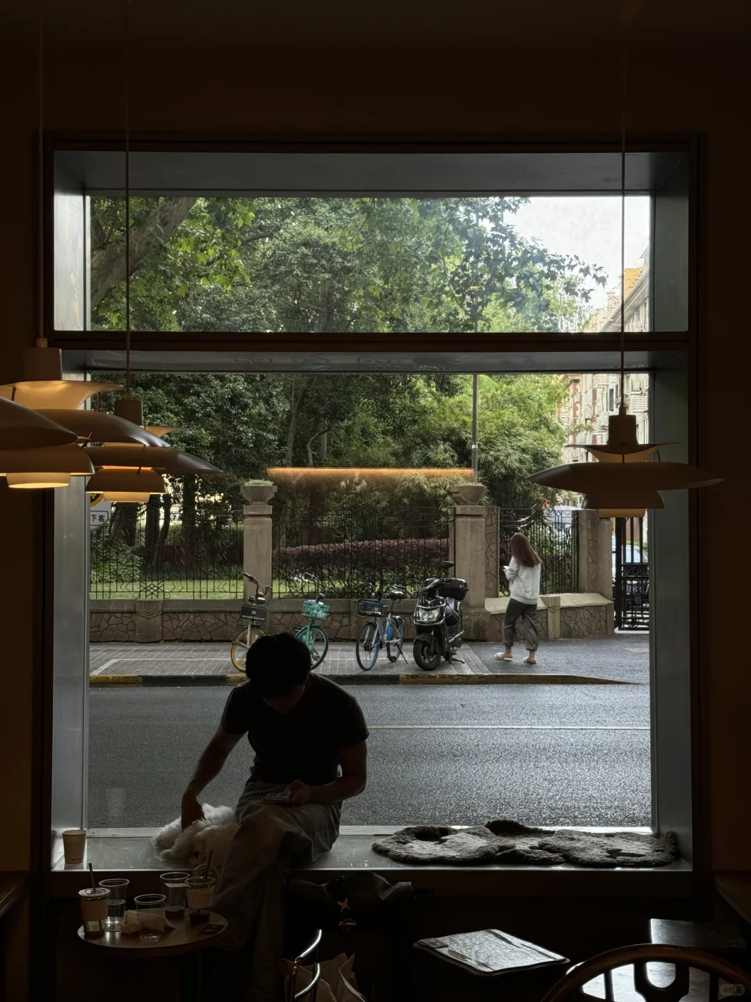 上海｜这家咖啡店的玻璃门太有设计感