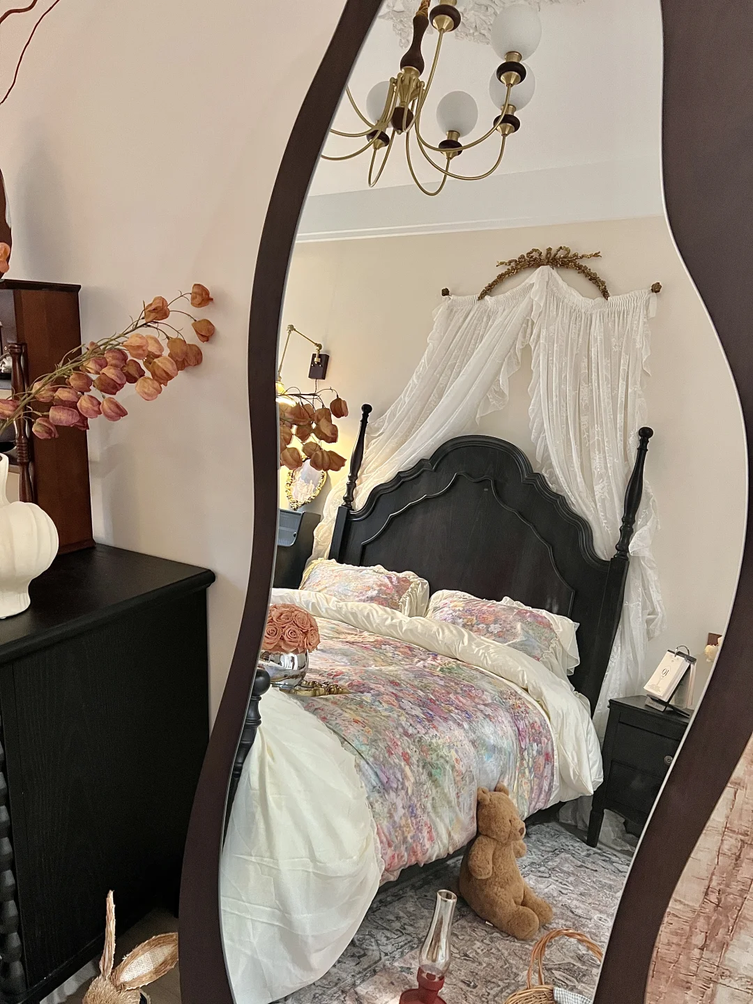 ?巴掌大的床尾空间，这样布置美貌又实用