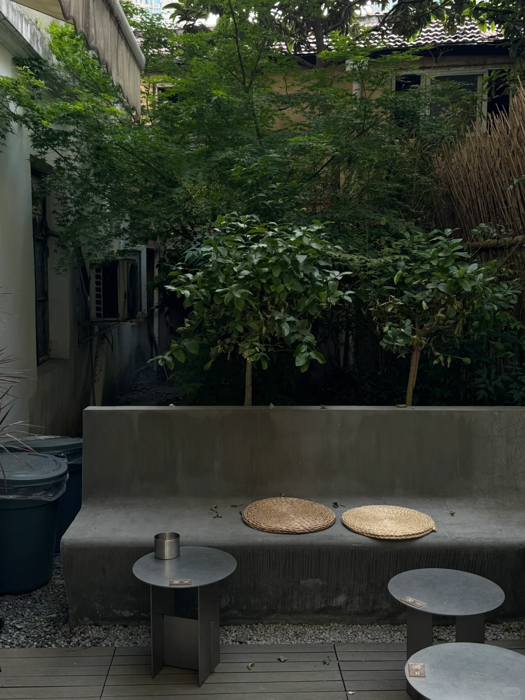 上海｜这家咖啡店的玻璃门太有设计感