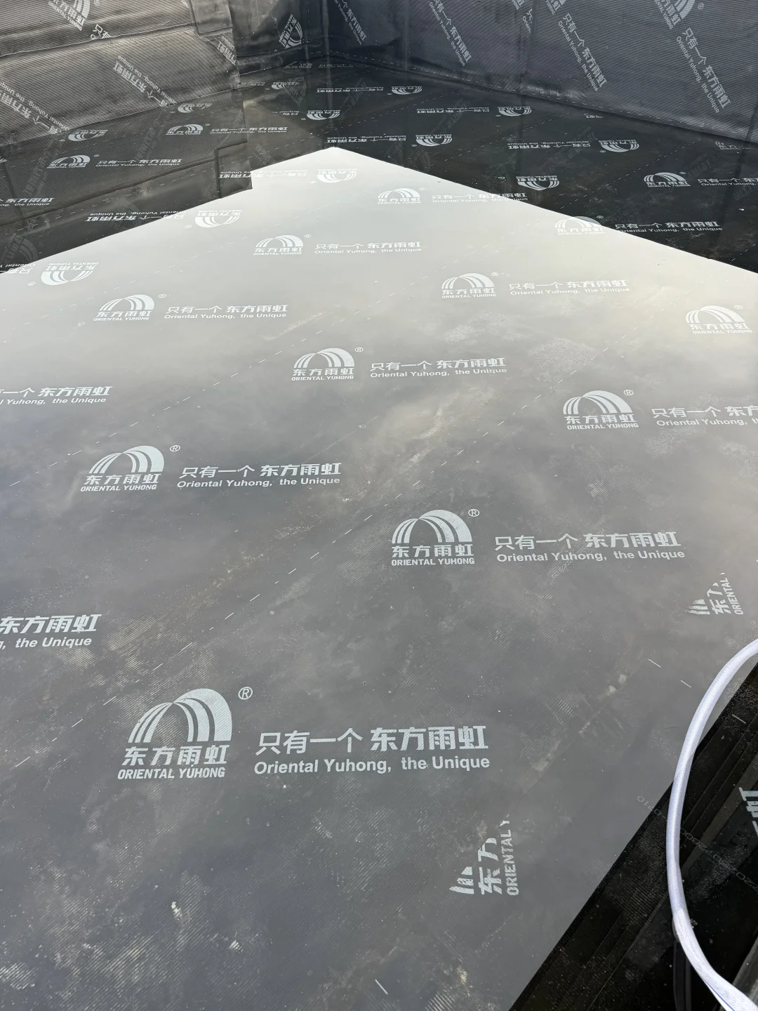 防水卷材上面铺什么