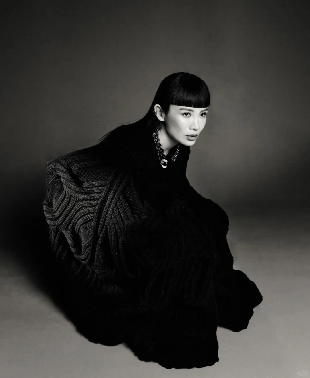 审美积累|把「束缚与生长」拍进了时尚的骨血