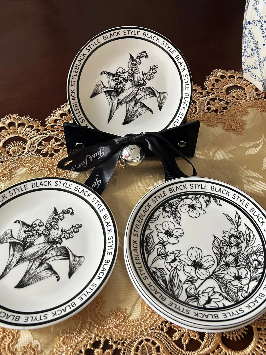 陶瓷黑白骨碟，有喜欢的花朵点缀着?