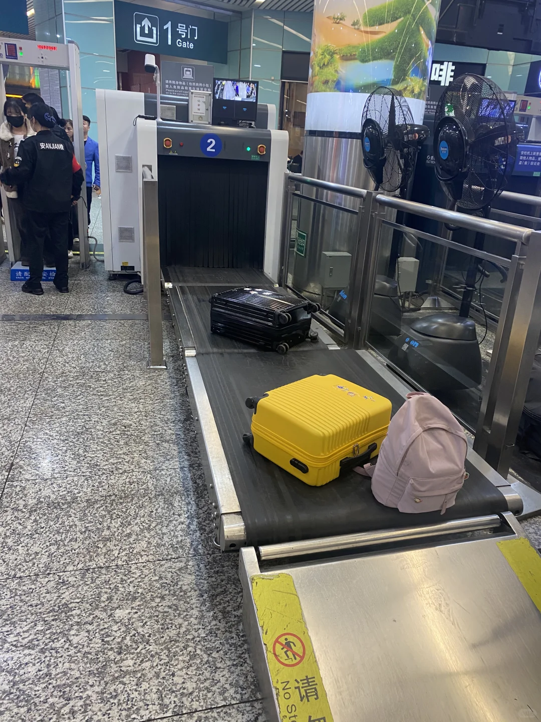 机场，火车站安检传送带会不会消毒？