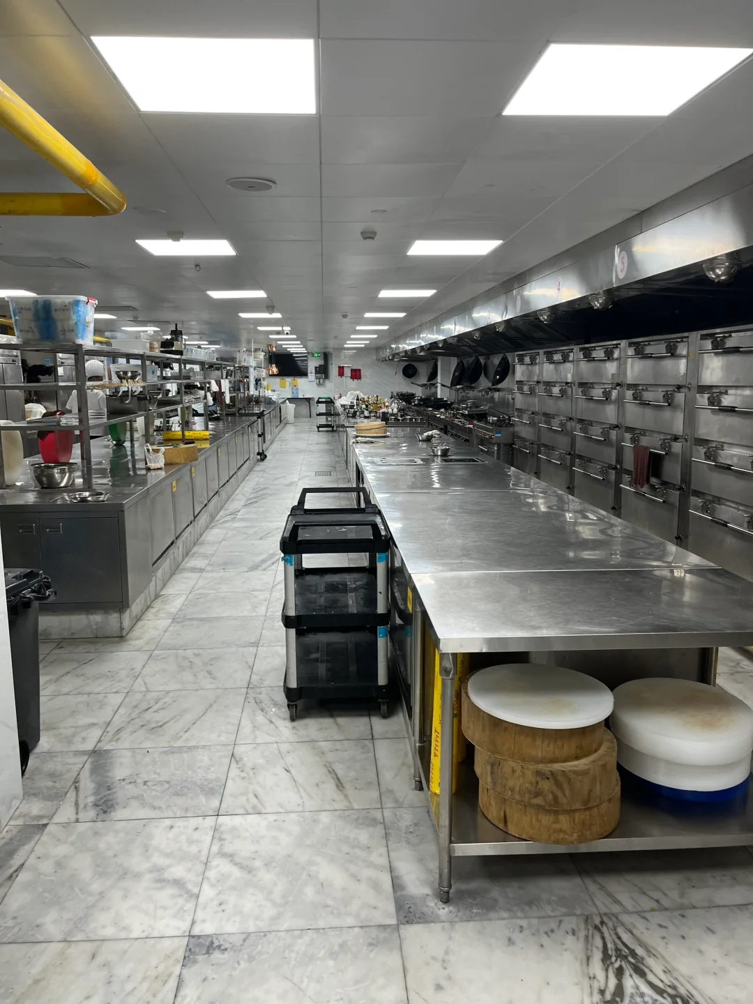 营业两年了的宴会厨房还是这么的干净整洁