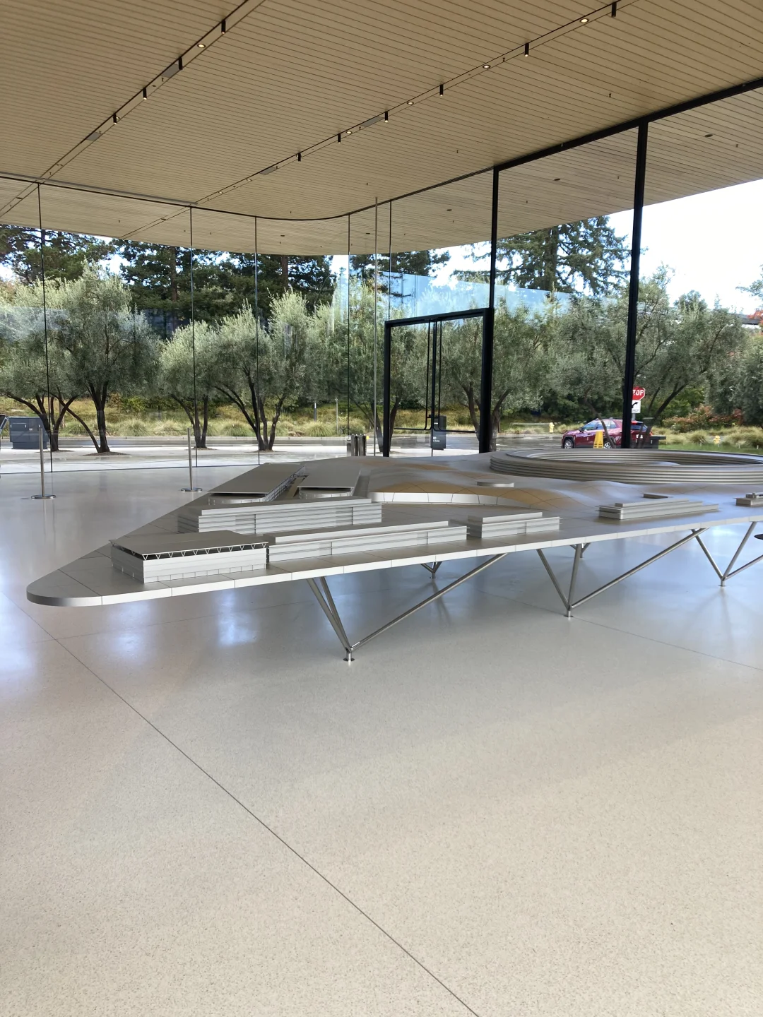 关于苹果总部的无框玻璃