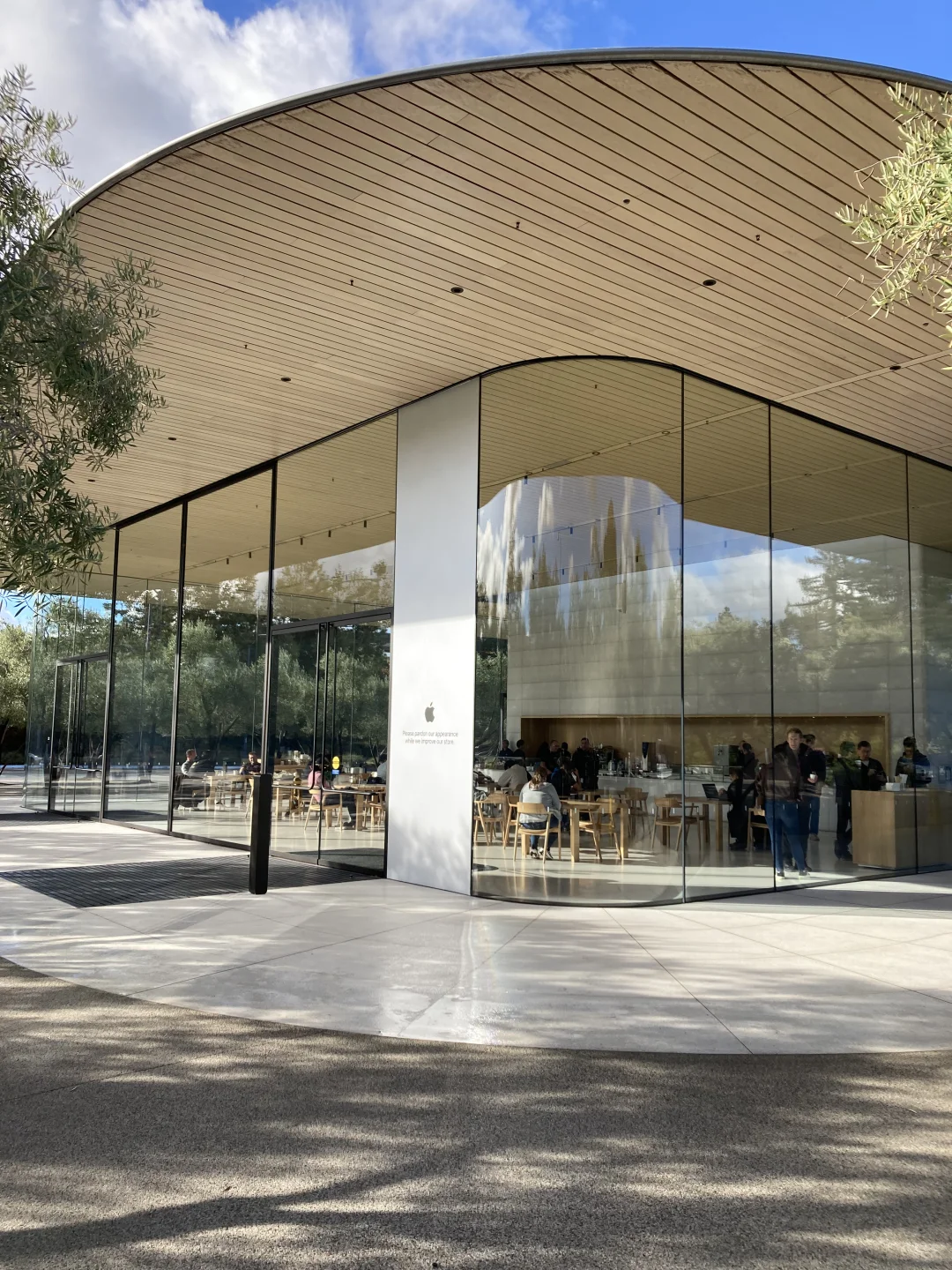 关于苹果总部的无框玻璃