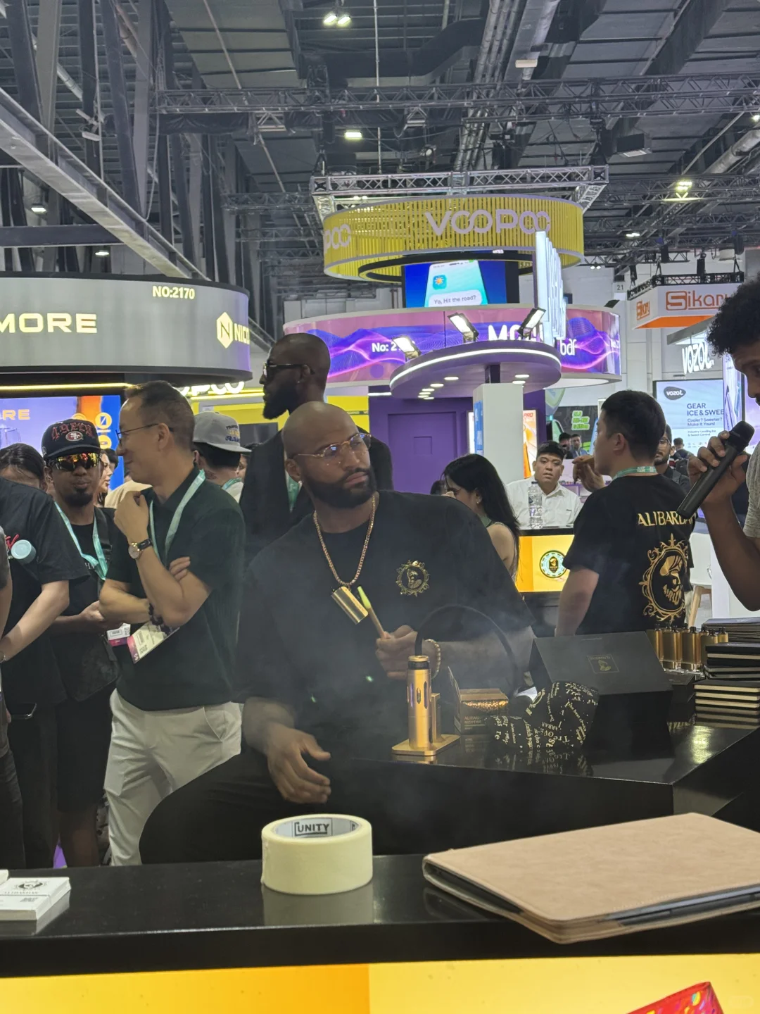 迪拜电子烟水烟展 偶遇篮球明星考辛斯