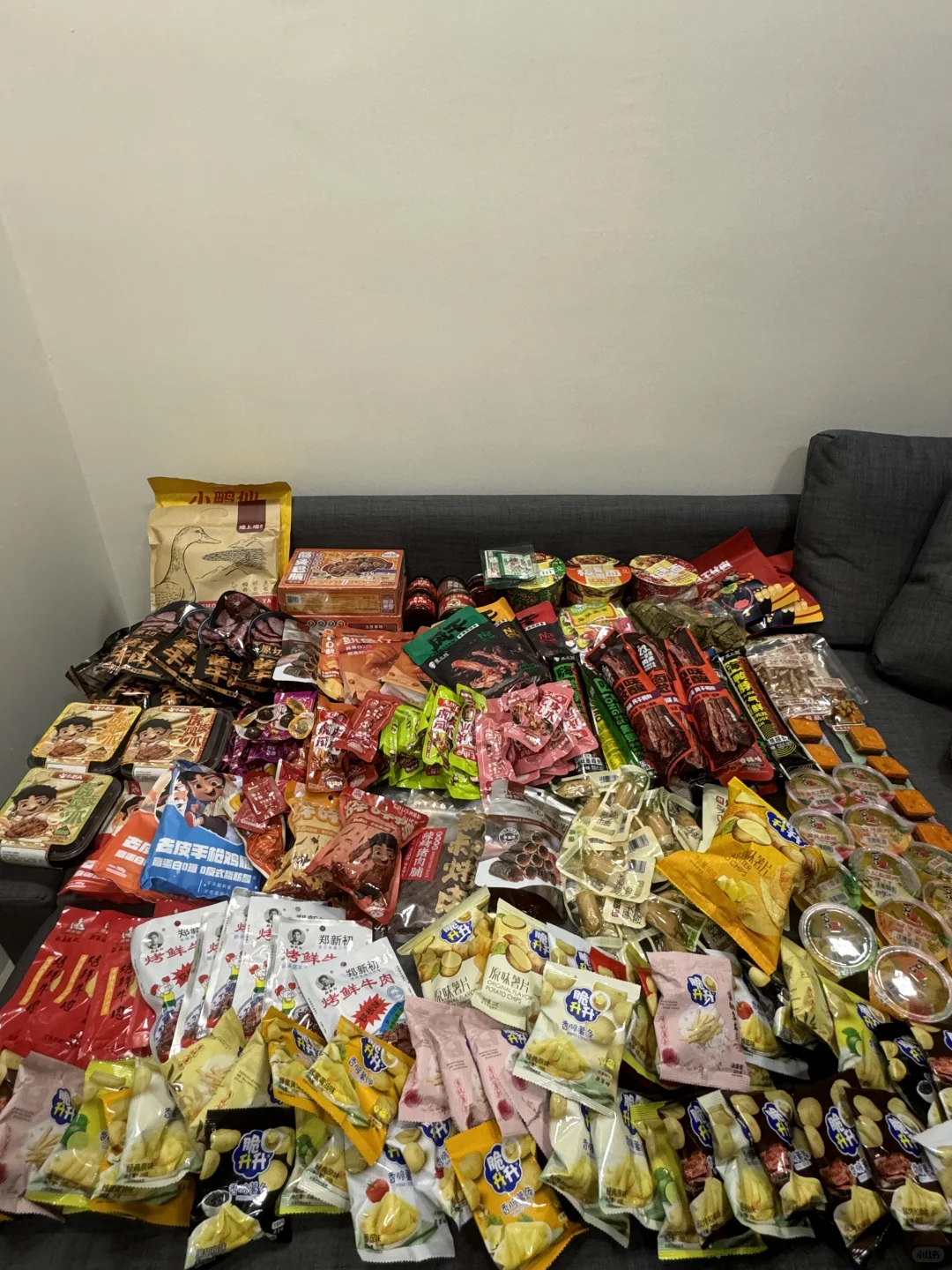 从国内转运了60多斤零食过来……