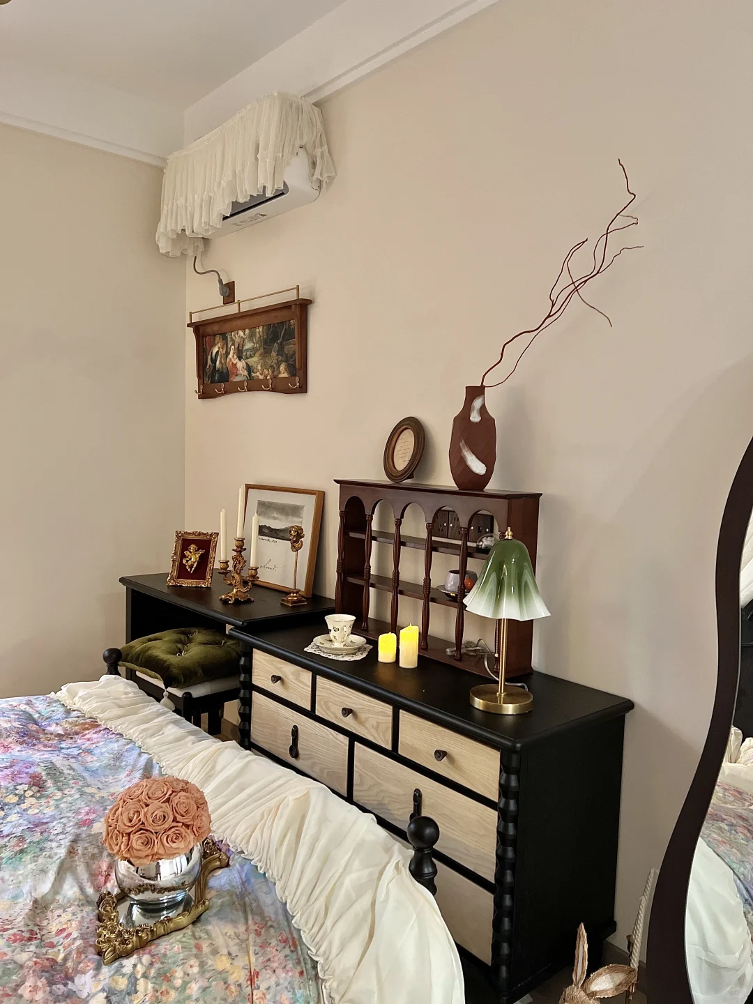 ?巴掌大的床尾空间，这样布置美貌又实用