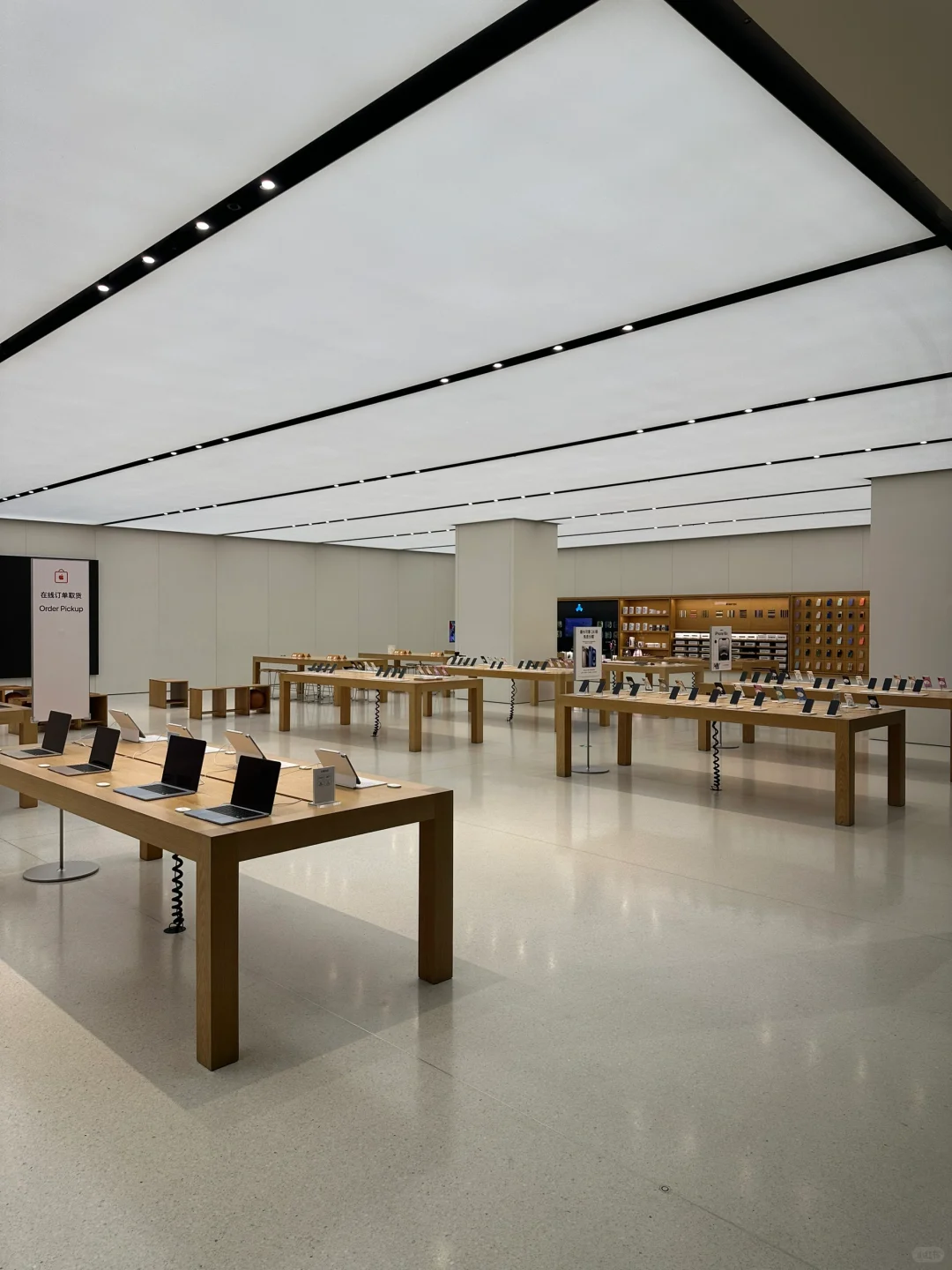 透过300万一块玻璃看闭店后的Apple Store