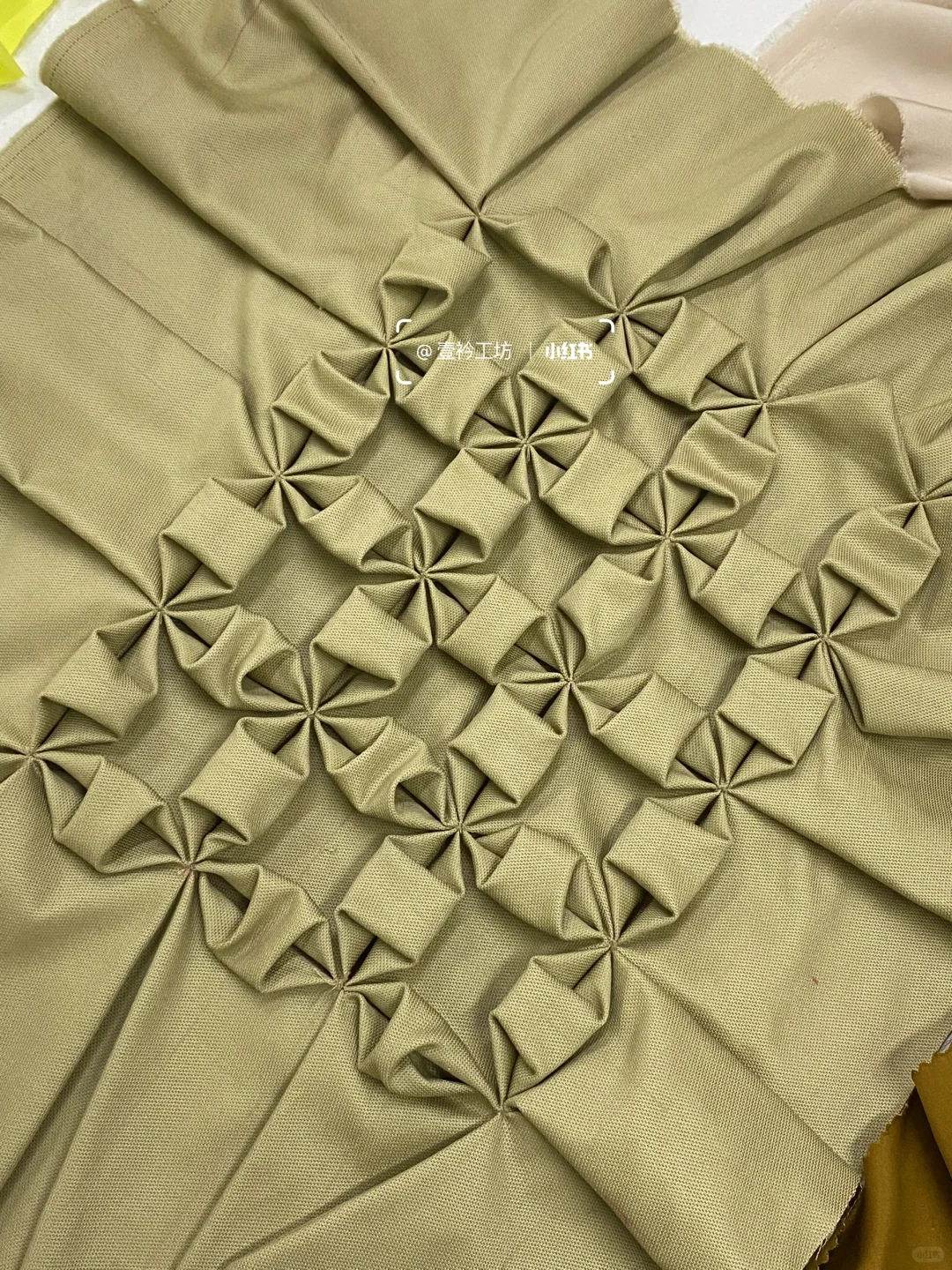 面料改造｜缩褶绣全家福?